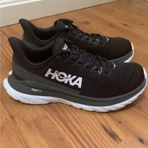 Hoka One One ‘Mach 4’ black/white womens running shoe
